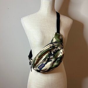 Jansport Camouflage Waist Pack in Green Camo with Black Strap